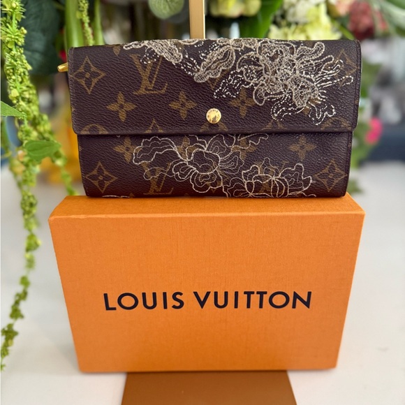 Monogram Dentelle Sarah Wallet Silver ~ EUC - Picture 16 of 16